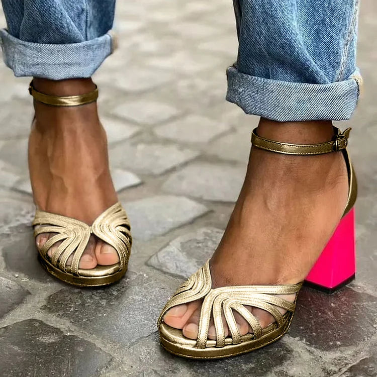 Sandales à talons larges avec découpe à bout ouvert et bride de cheville