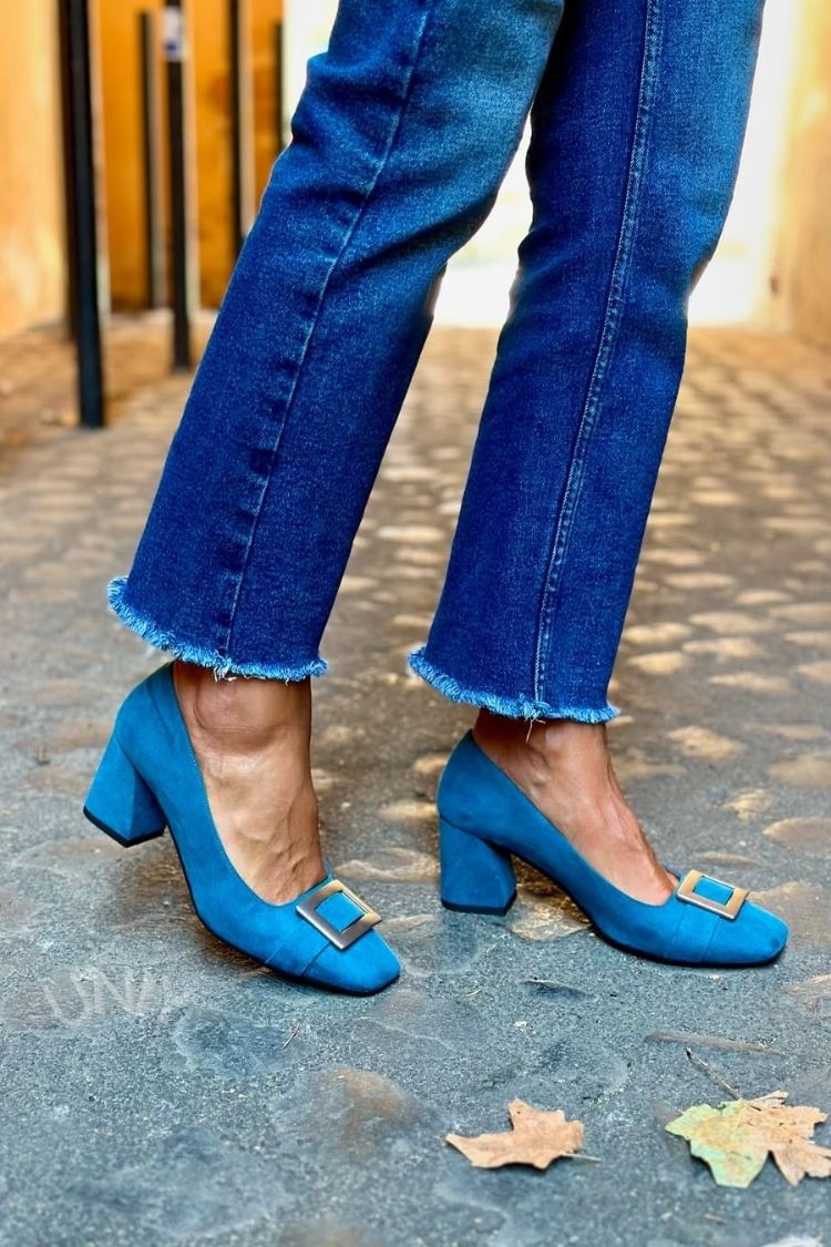 Talons larges à motif contrasté bleu marine avec bout carré