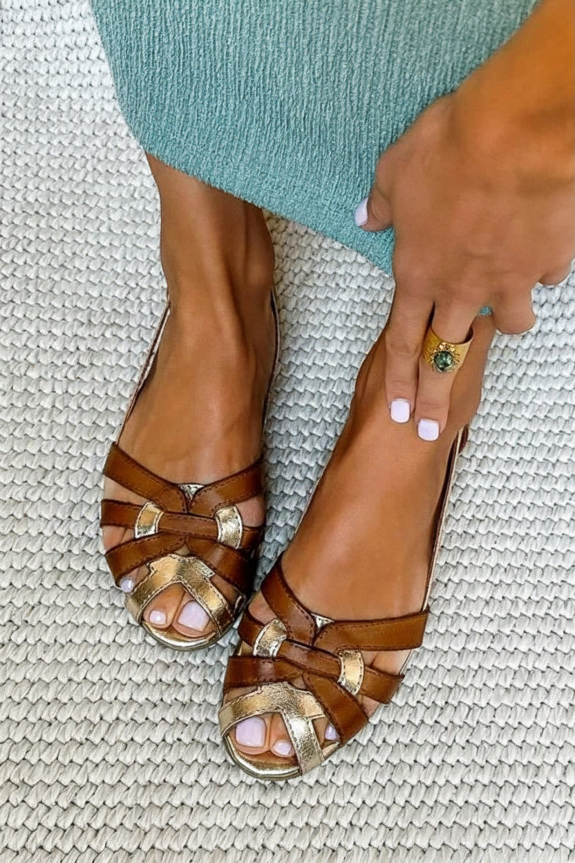 Sandales basses d'été en cuir tressé marron avec brides métalliques