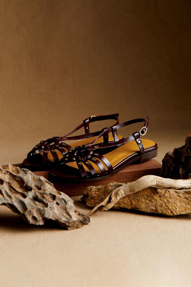 Sandales Marron Foncé à Découpes et Bout Ouvert avec Clous Métalliques