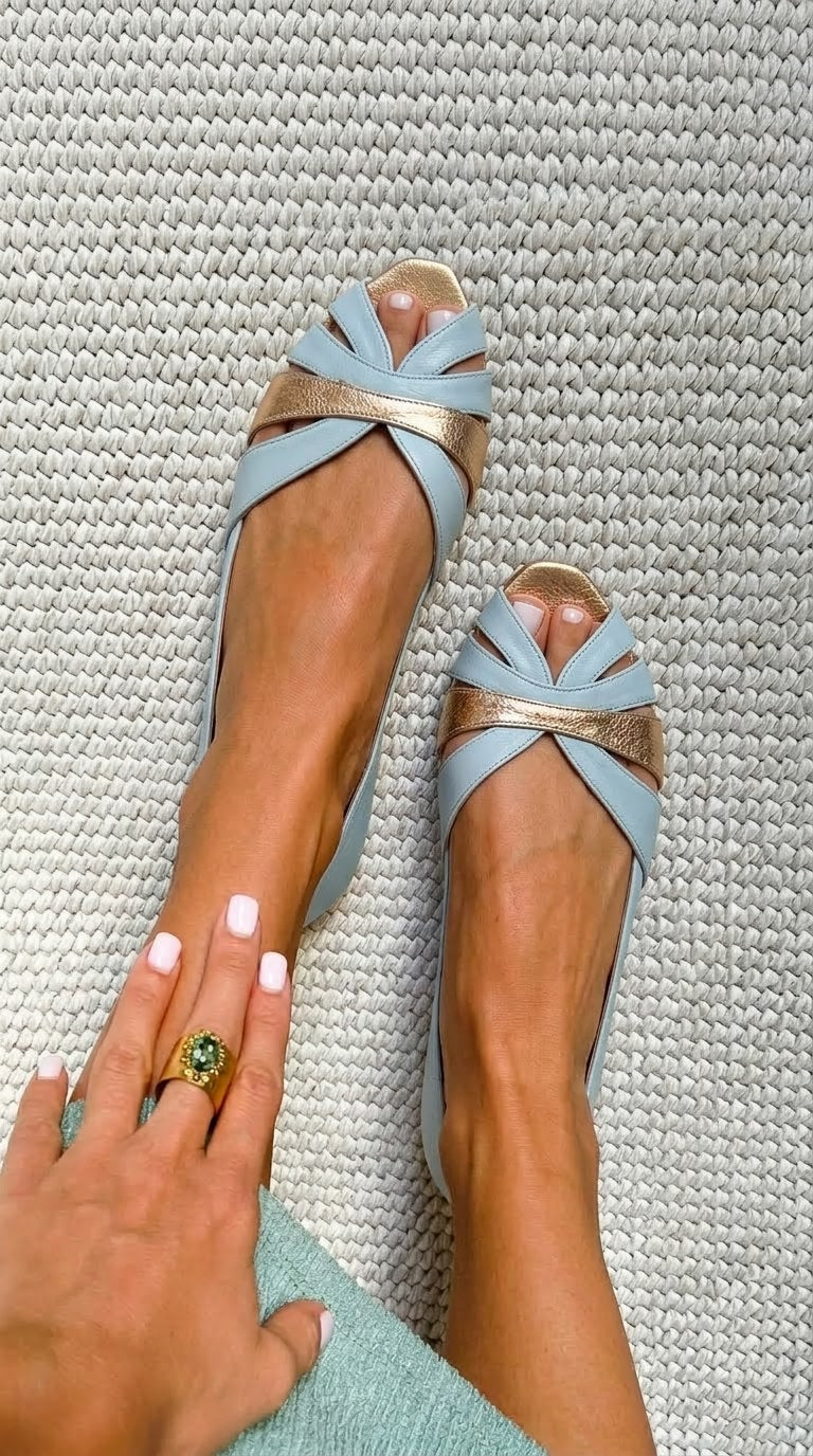 Ballerines à bout ouvert métalliques bleu et or à enfiler