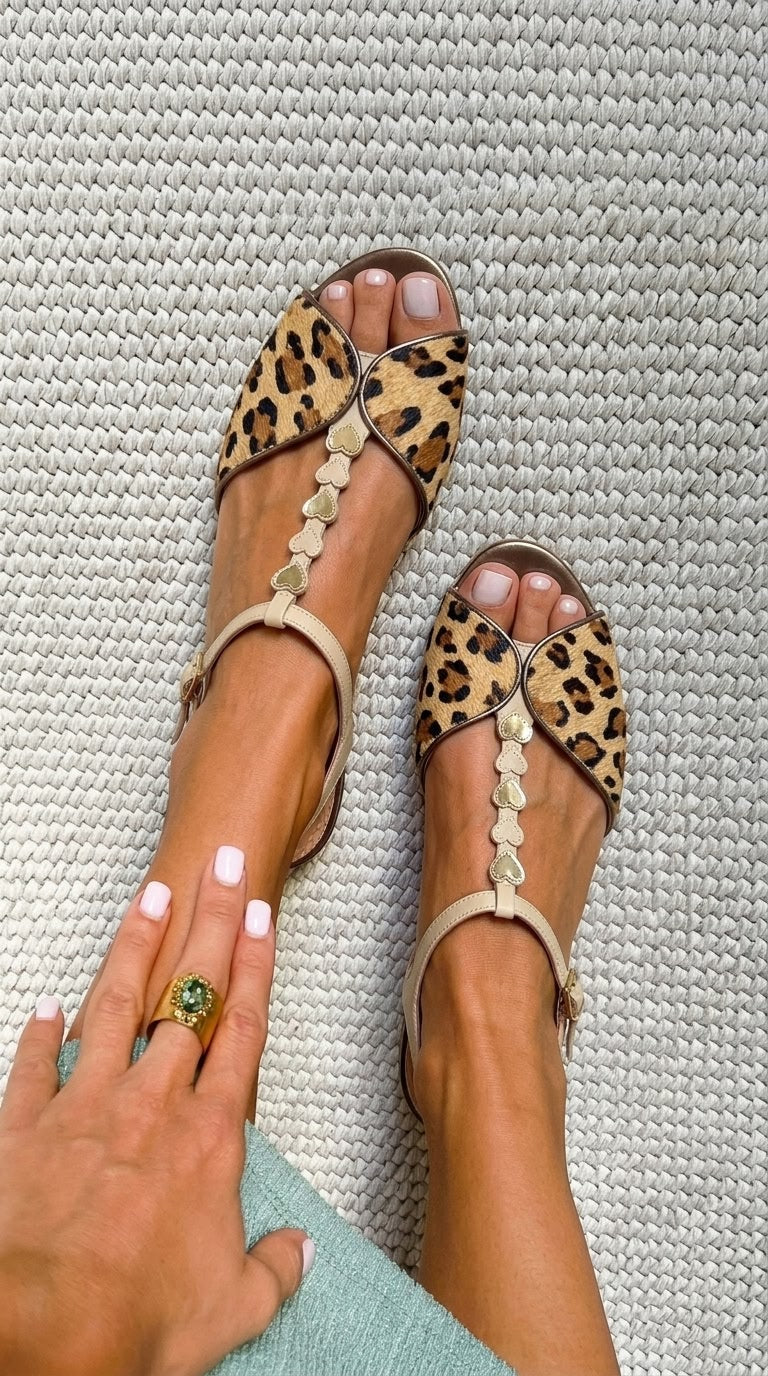 Sandales à bout ouvert en cuir doré à imprimé léopard avec bride en T et motif cœur