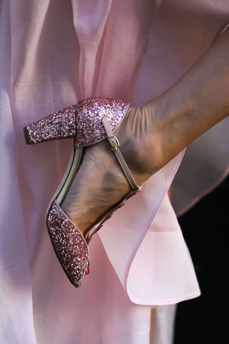 Sandales à paillettes roses et rouges avec bride T, motif cœur et talon bloc