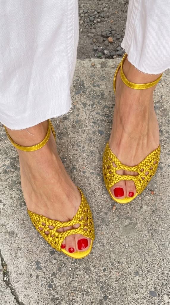 Sandales basses élégantes à bout ouvert avec bride de cheville et design tressé