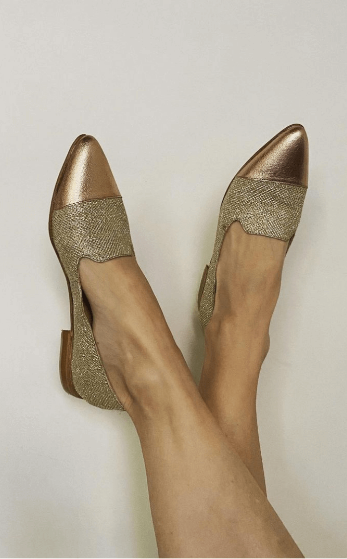 Mocassins en paillettes métallisées dorées à bords festonnés et bout pointu