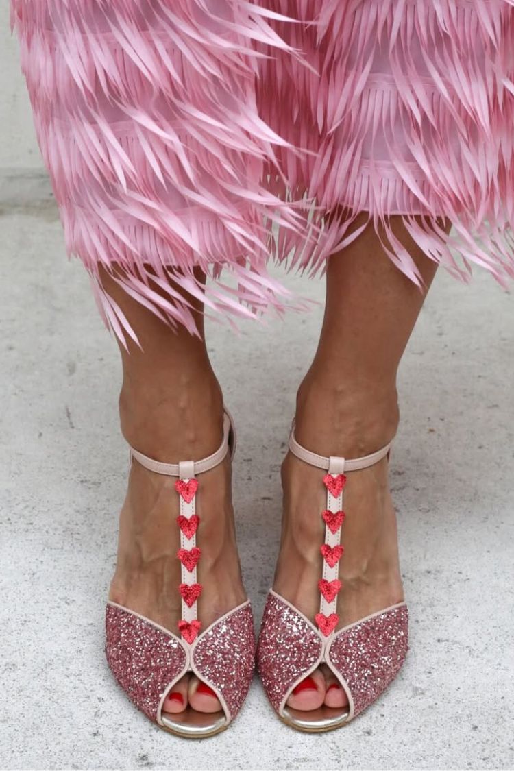 Sandales à paillettes roses et rouges avec bride T, motif cœur et talon bloc