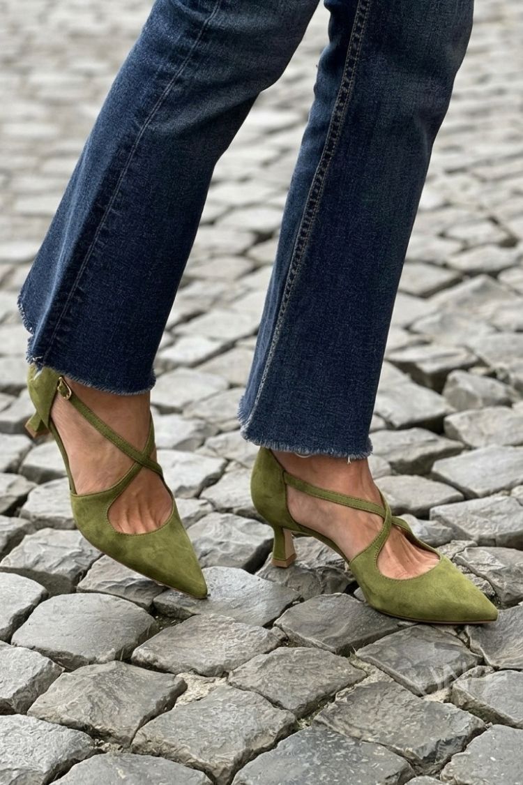 Escarpins kaki unis à bout pointu avec boucle et brides croisées