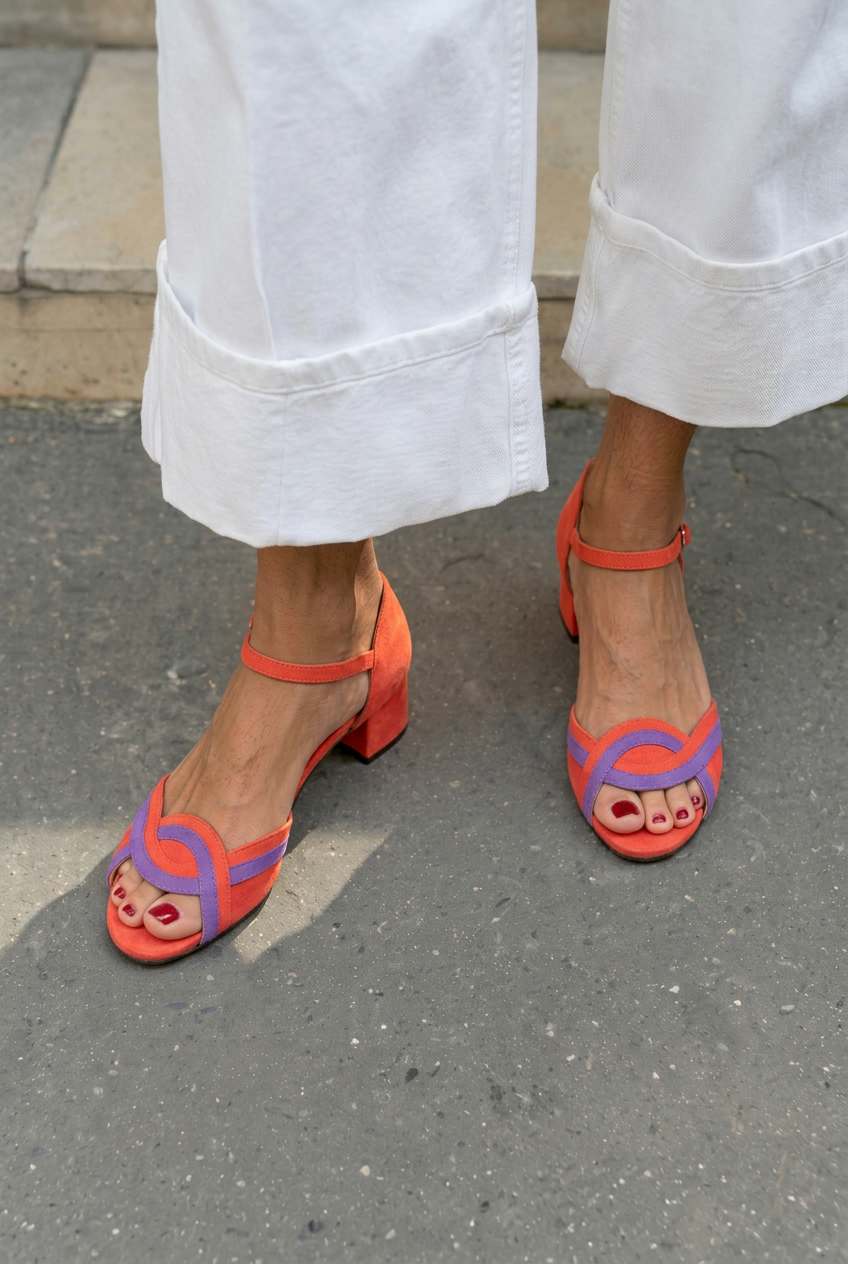 Sandales peep toe en daim avec bride de cheville et talon bloc - Pré-commande