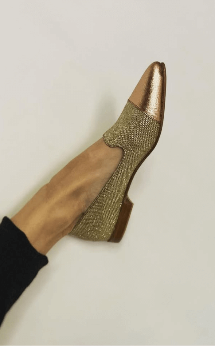 Mocassins en paillettes métallisées dorées à bords festonnés et bout pointu