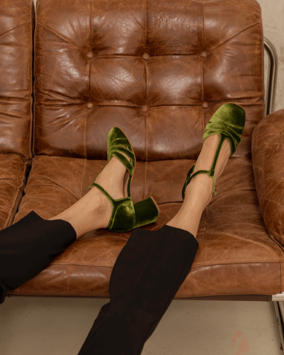Talons larges en velours avec découpe, boucle et bride en T