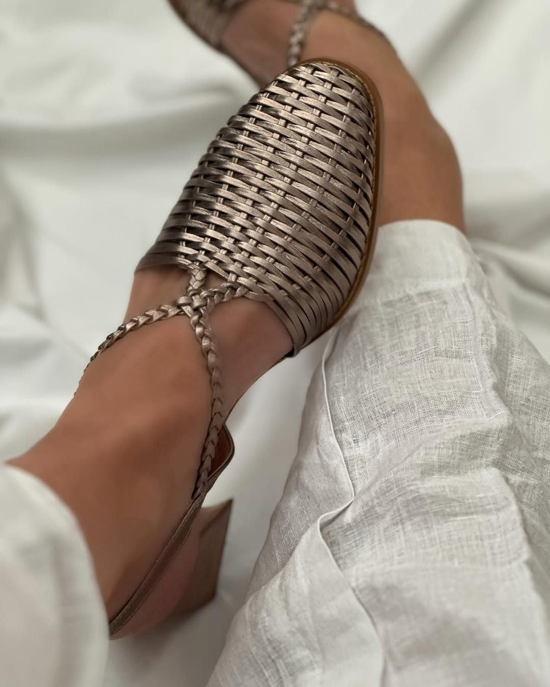 Talons métallisés Champagne à bout pointu avec brides entrelacées