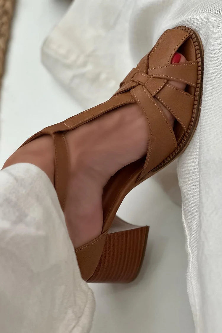 Talons larges marron avec découpes entrelacées, boucle et bride en T