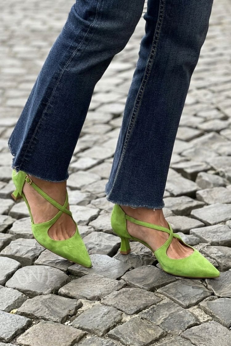 Escarpins kaki unis à bout pointu avec boucle et brides croisées