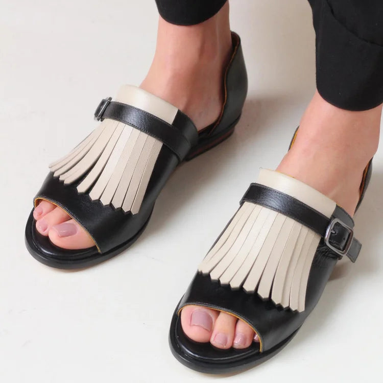Sandales ouvertes à bout rond avec franges et contraste