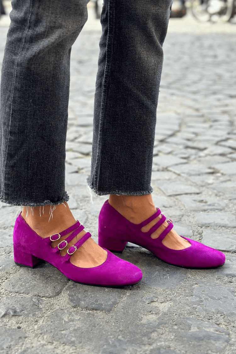 Talons larges violets à bout carré avec fermeture à boucle
