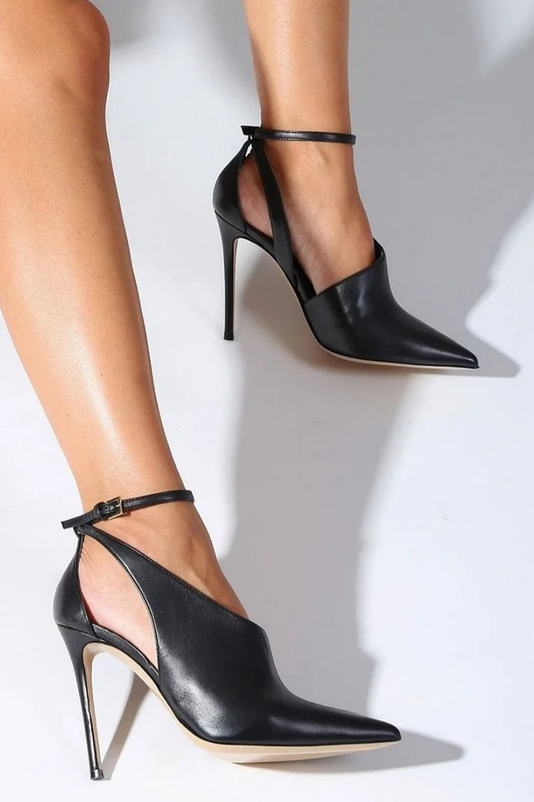 Escarpins noirs à talons aiguille avec découpe, bride de cheville et boucle