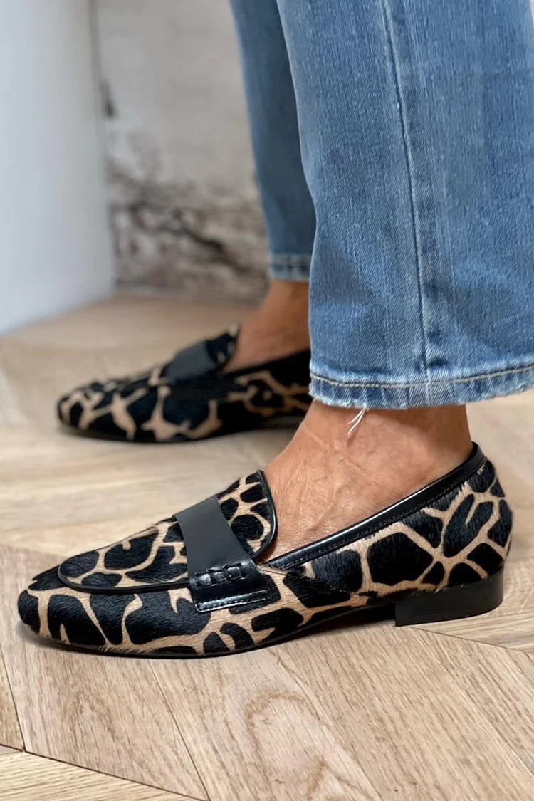Mocassins à motif vache bicolore à bout rond à enfiler