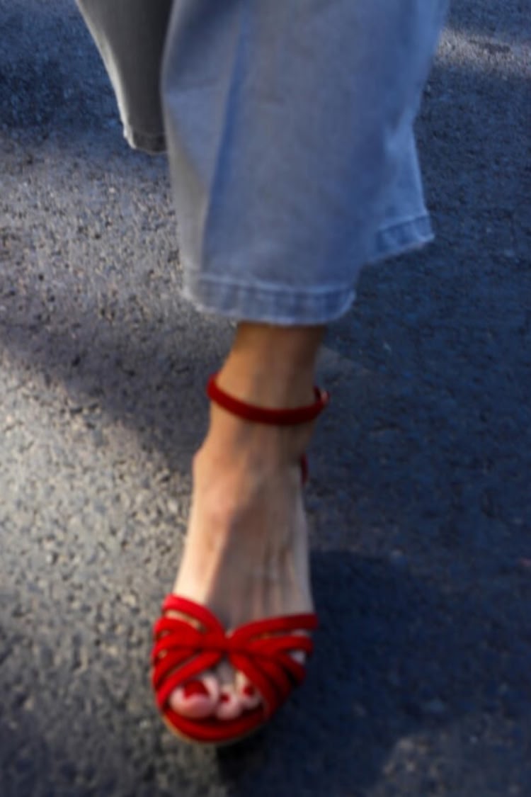 Sandales rouges en daim à bout ouvert avec brides entrecroisées