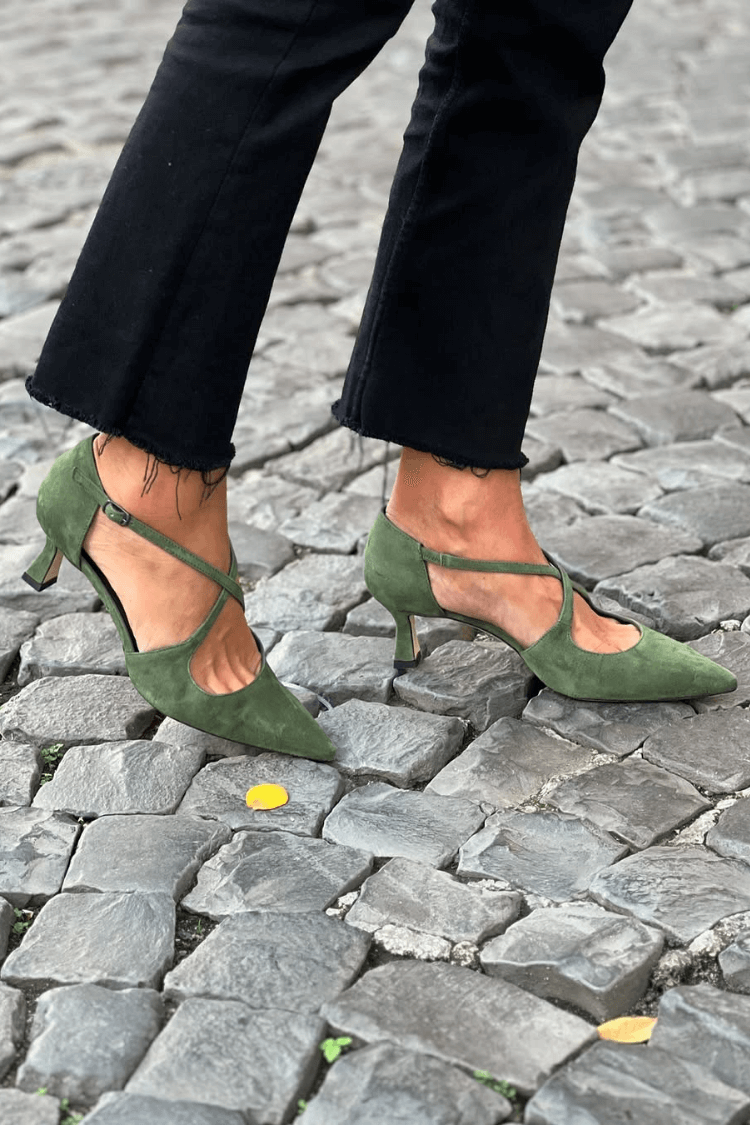 Talons en daim vert pour chatons avec bout pointu et brides croisées