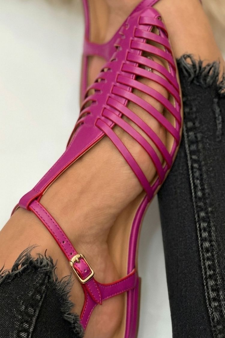Sandales noires décontractées à bout pointu avec bride en T - Modèle essentiel
