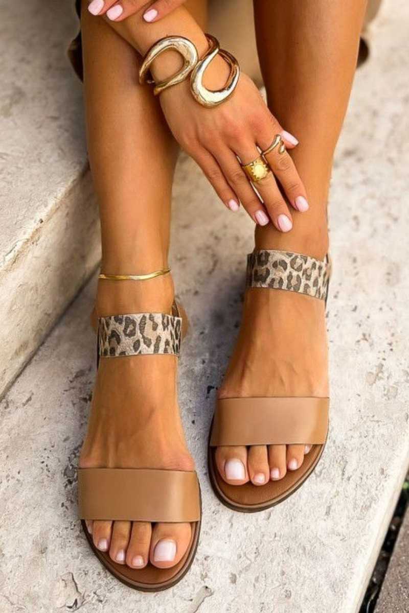 Basses sandales en simili cuir à imprimé léopard avec bande élastique
