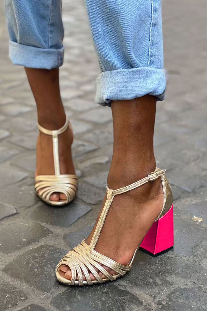 Talons larges peep toe avec boucle, bride en T et lanières élégantes