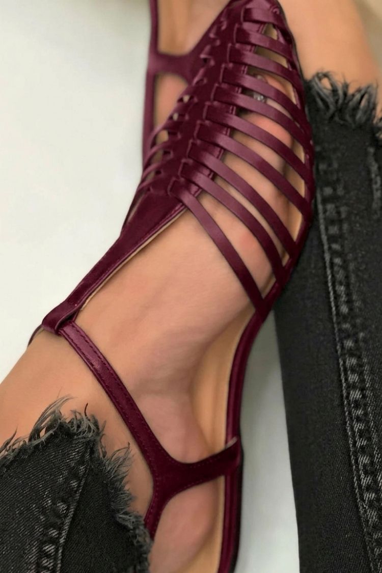 Sandales noires décontractées à bout pointu avec bride en T - Modèle essentiel
