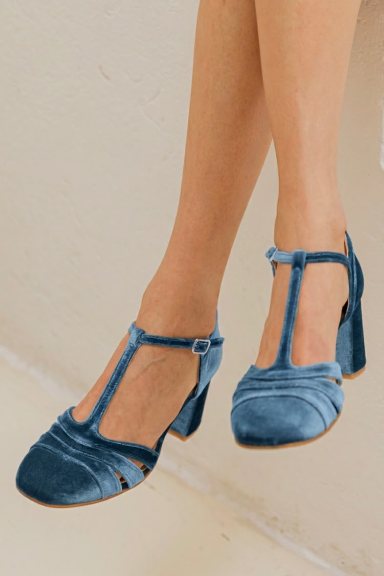 Talons larges en velours avec découpe, boucle et bride en T