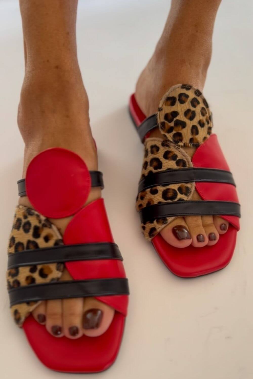 Chaussons Rouge à Bout Carré avec Imprimé Léopard en Color Block