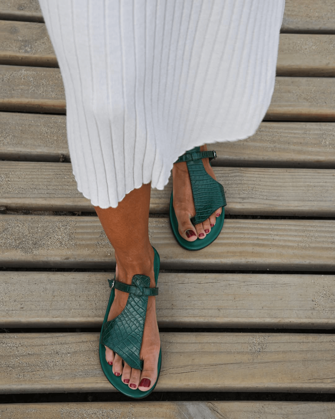 Sandales tongs en simili crocodile avec bride et boucle sur le cou de pied