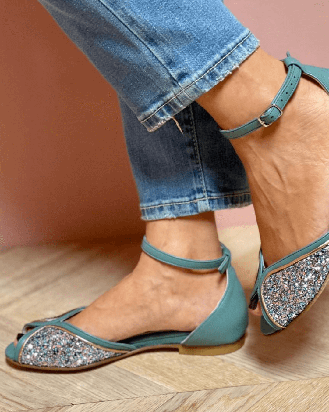 Sandales à bout ouvert à paillettes à motif contrasté avec bride de cheville et boucle