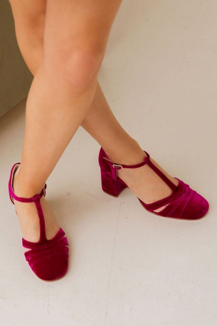 Talons larges en velours avec découpe, boucle et bride en T