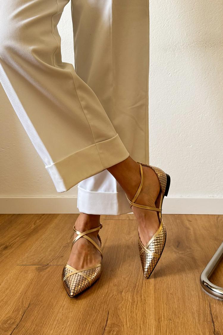 Ballerines dorées métalliques à bout pointu avec boucle et brides croisées