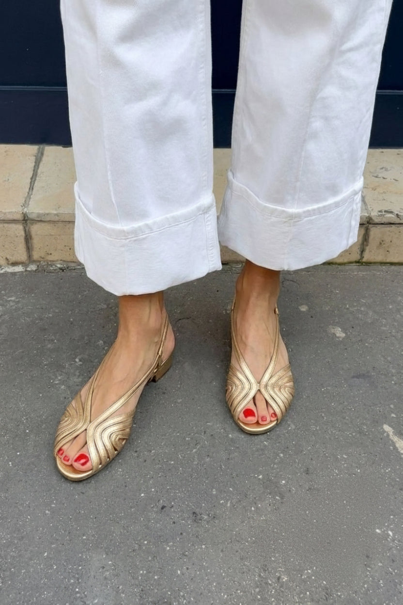 Sandales à bride arrière dorées à bout rond avec brides