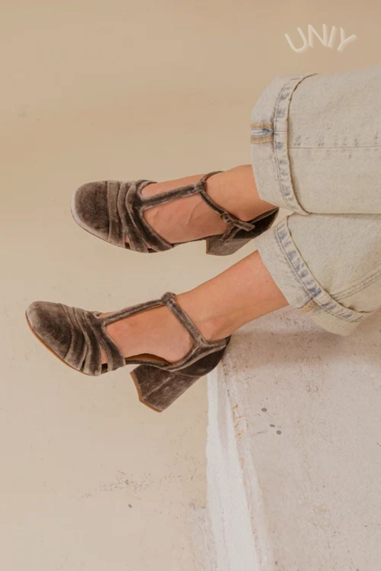 Talons larges en velours avec découpe, boucle et bride en T