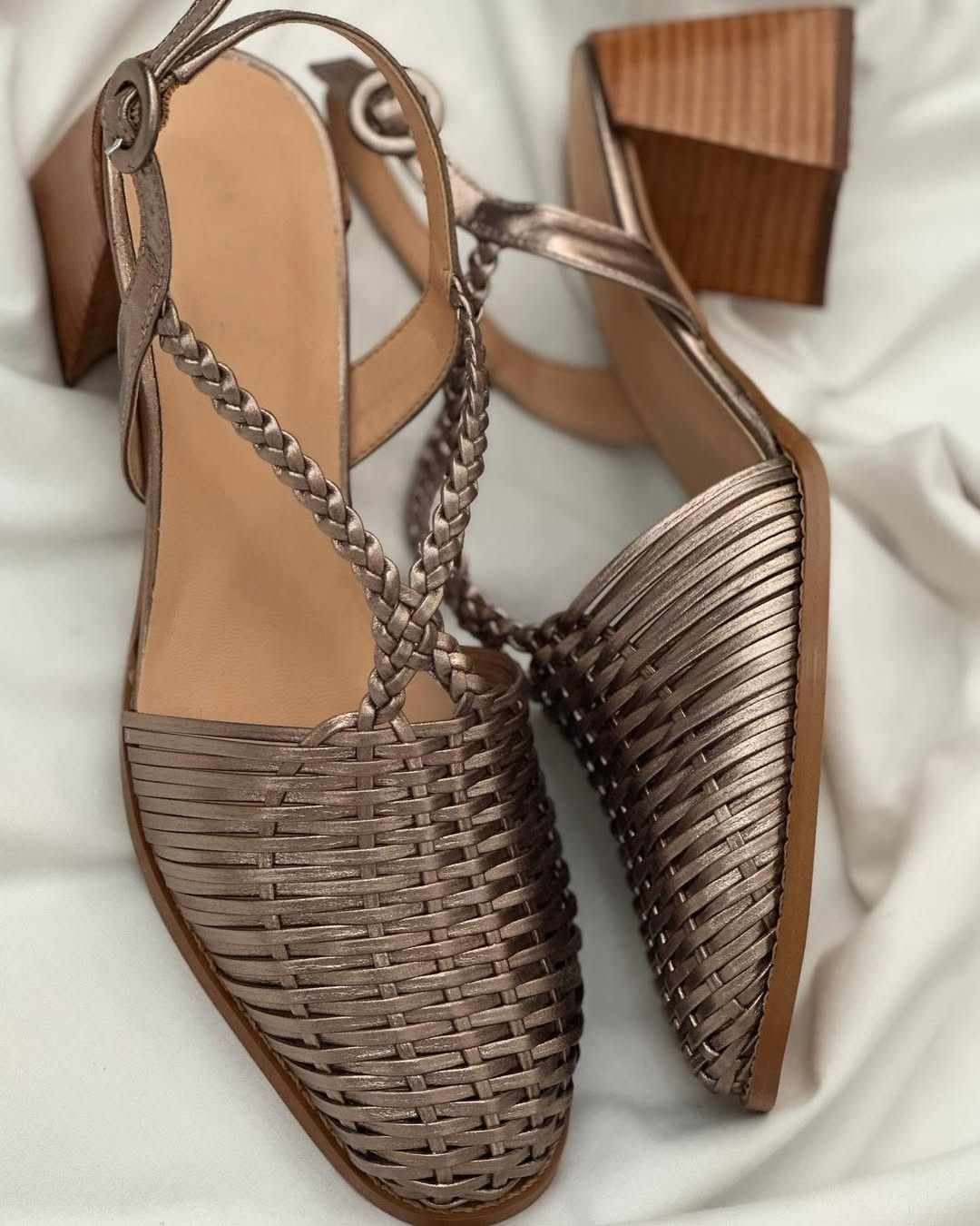 Talons métallisés Champagne à bout pointu avec brides entrelacées