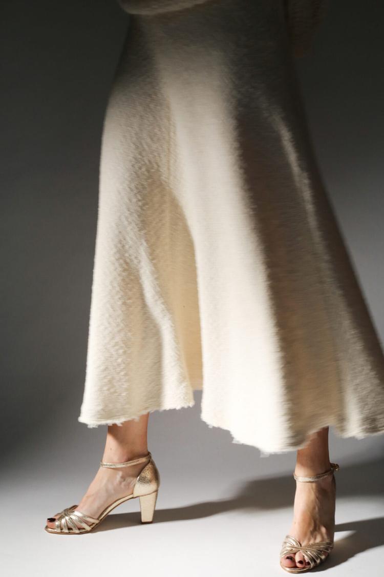 Escarpins peep toe métallisés dorés à talons larges avec bride de cheville et boucle