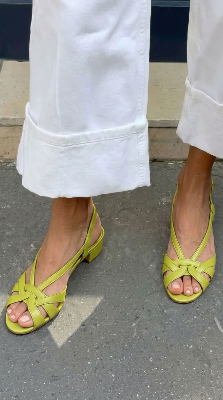 Sandales slingback en cuir nude avec brides croisées et petit talon