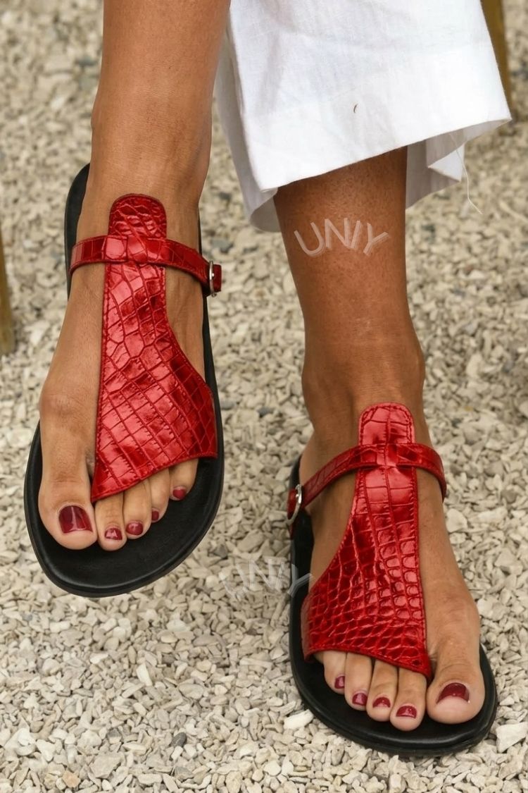 Sandales tongs en simili crocodile avec bride et boucle sur le cou de pied