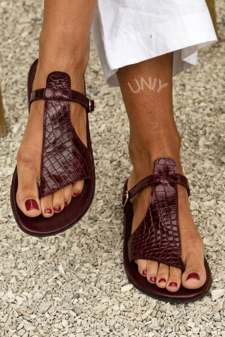 Sandales tongs en simili crocodile avec bride et boucle sur le cou de pied