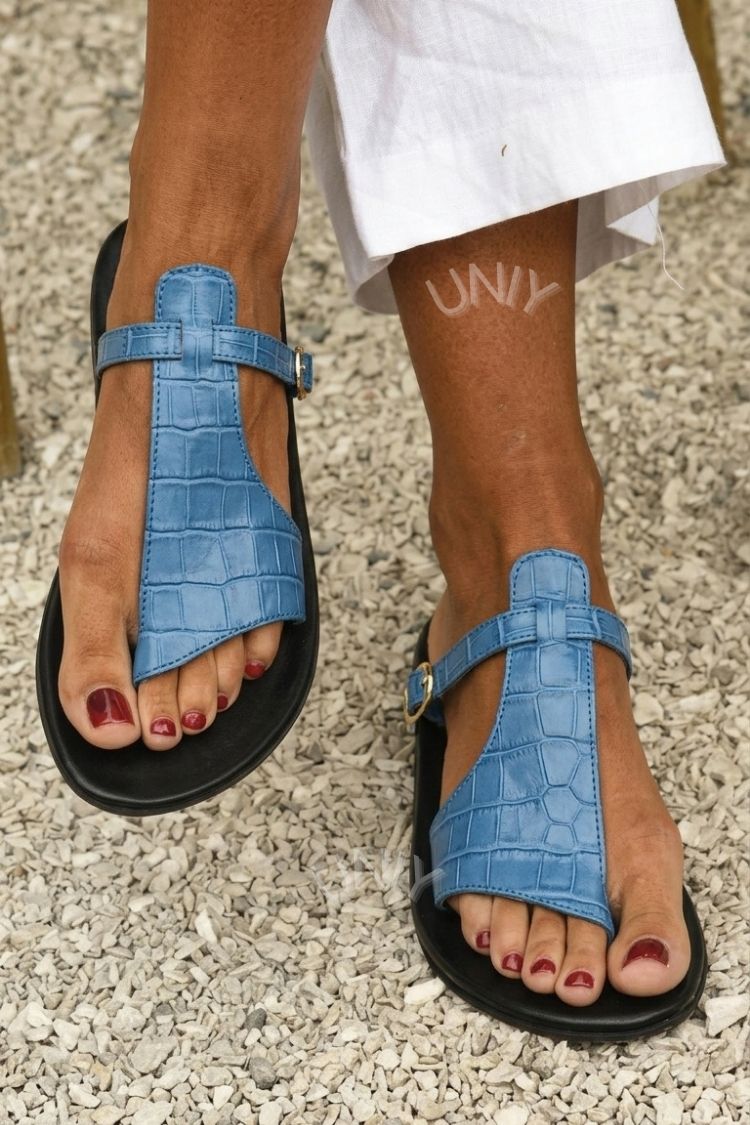 Sandales tongs en simili crocodile avec bride et boucle sur le cou de pied
