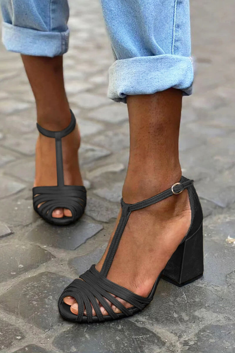 Talons larges peep toe avec boucle, bride en T et lanières élégantes