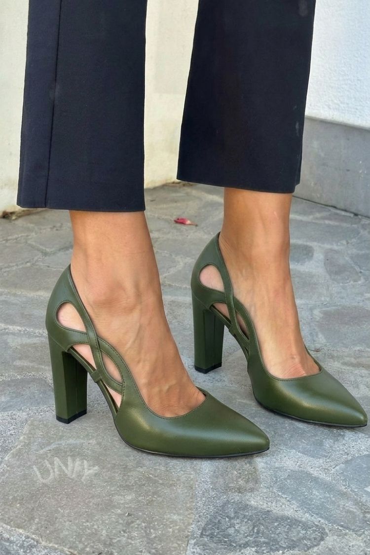 Escarpins à décolleté avec découpe en simili cuir et talon bloc
