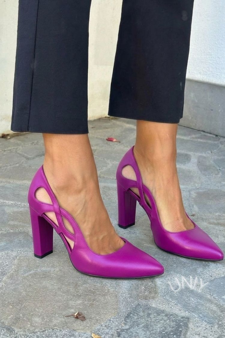 Escarpins à décolleté avec découpe en simili cuir et talon bloc