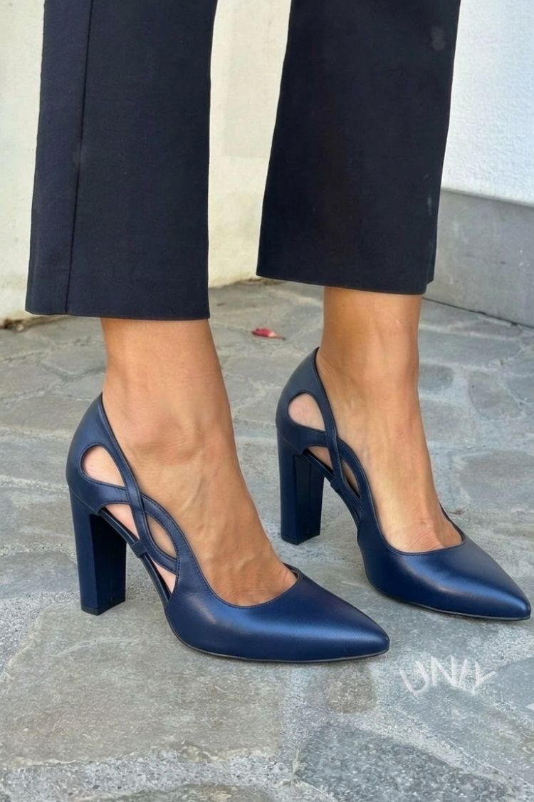 Escarpins à décolleté avec découpe en simili cuir et talon bloc