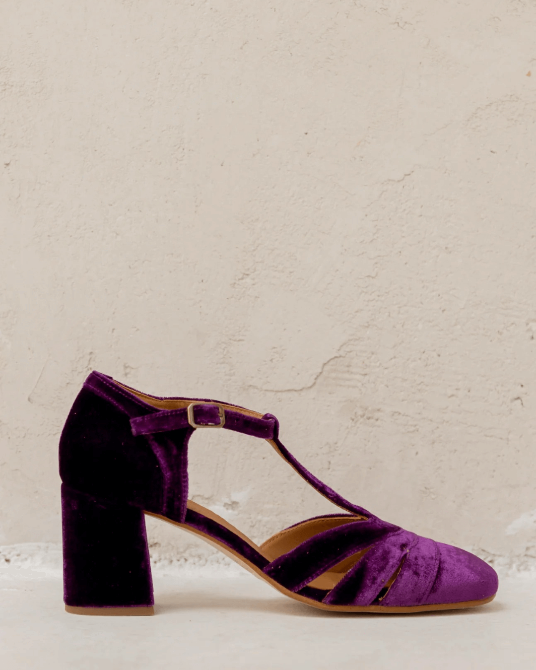 Talons larges en velours avec découpe, boucle et bride en T