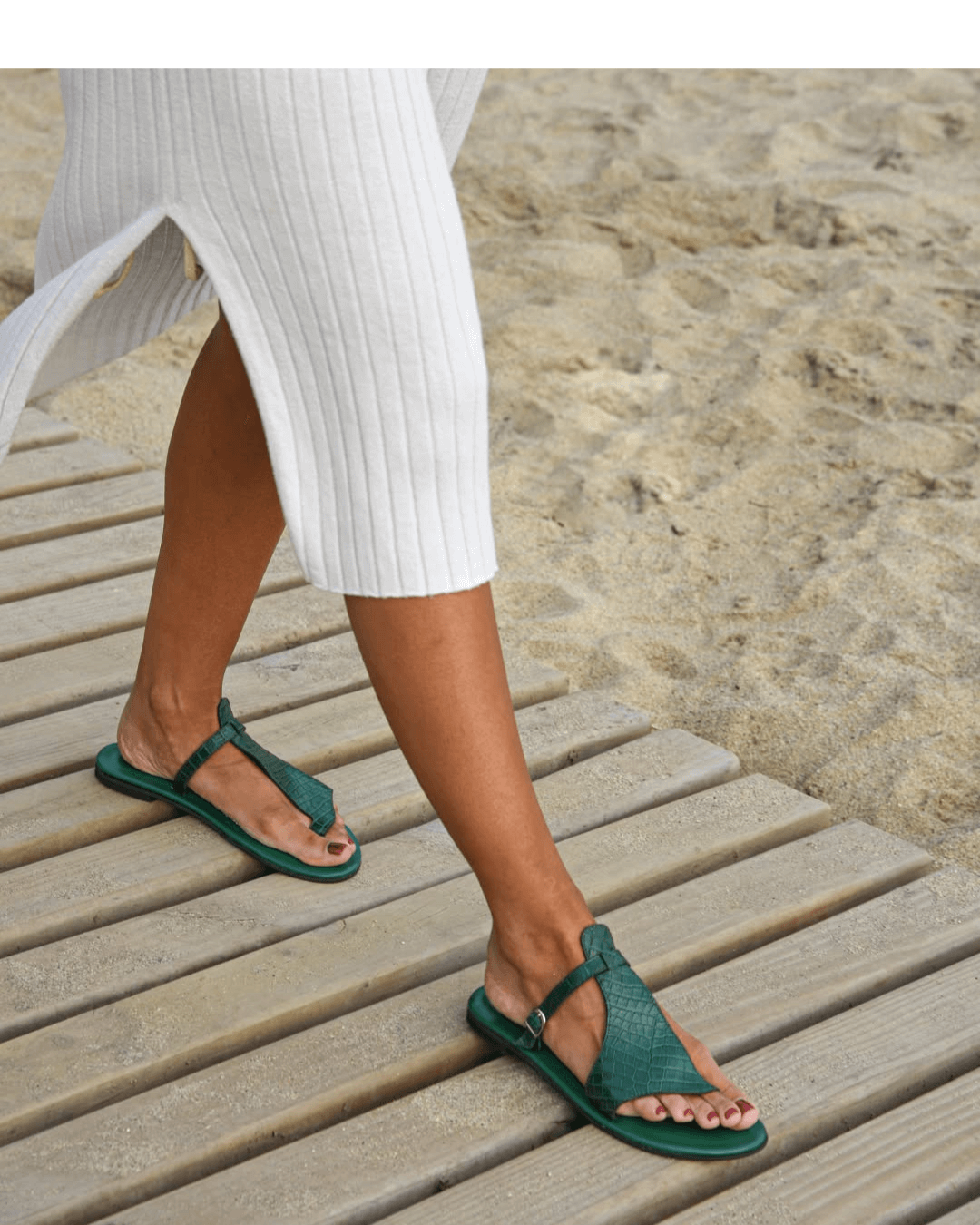 Sandales tongs en simili crocodile avec bride et boucle sur le cou de pied