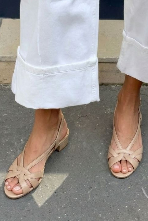 Sandales slingback en cuir nude avec brides croisées et petit talon
