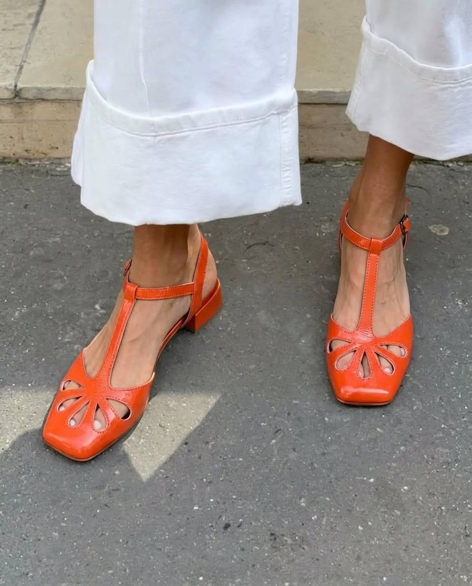 Talons orange à bout carré avec découpe florale et bride T