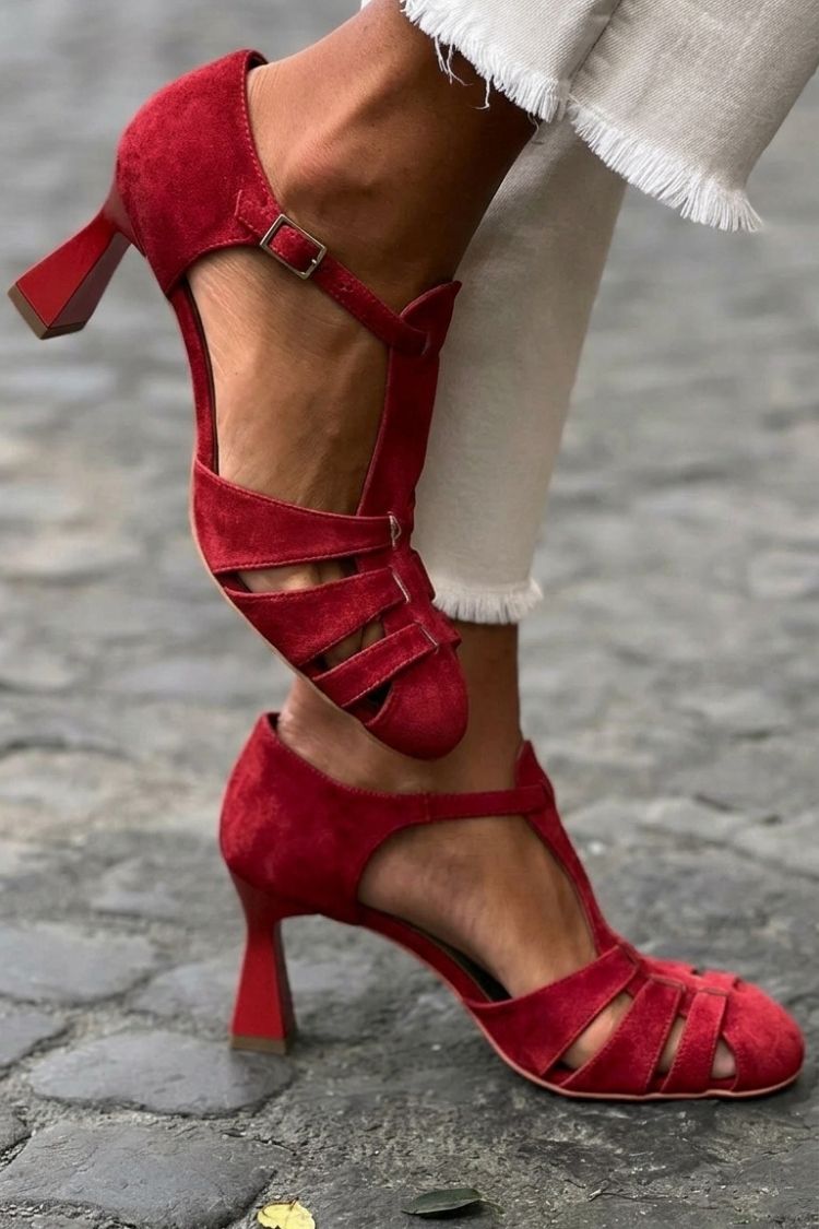 Sandales à talons vertes en crochet avec découpe et bout fermé
